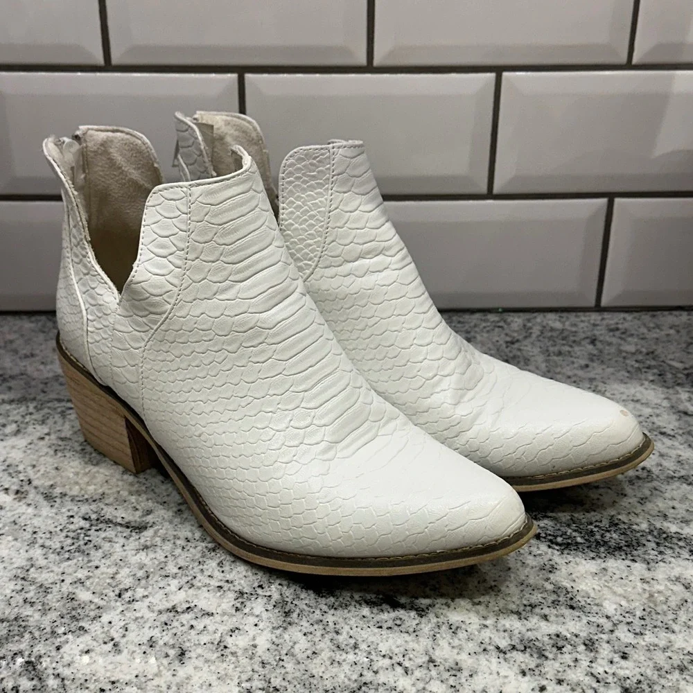 Natural Reflections White Snake Embossed Western Ankle Boots‎ Booties Women 8.5